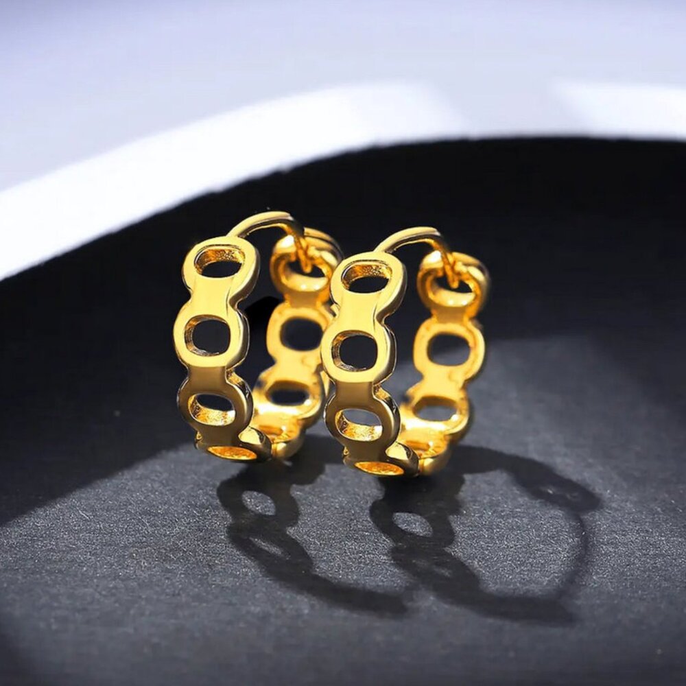 Gold Geometric Link Huggie Earrings. 925 Sterling Silver. #1027